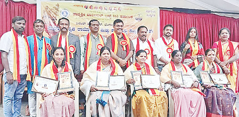  ಕಾವ್ಯಶ್ರೀ ಚಾರಿಟೆಬಲ್ ಟ್ರಸ್ಟ್ ಹಾಗೂ ಬೆಂಗಳೂರು ಕರ್ನಾಟಕ ಮತ್ತು ದಿನೇಶ್ ಫೌಂಡೇಷನ್ ಸಹಯೋಗದಲ್ಲಿ ಇತ್ತೀಚೆಗೆ ಬೆಂಗಳೂರಿನಲ್ಲಿ ಆಯೋಜಿಸಿದ್ದ ಸುವರ್ಣ ಕನ್ನಡ ರಾಜ್ಯೋತ್ಸವ ಹಾಗೂ ಕವಿ ಕಾವ್ಯ ಸಂಭ್ರಮ 2025 ಕಾರ್ಯಕ್ರಮದಲ್ಲಿ ಶಿಕ್ಷಣ ಕ್ಷೇತ್ರದಲ್ಲಿ ಸಲ್ಲಿಸಿರುವ ಅನುಪಮ ಸೇವೆಗಾಗಿ ಹಿರೀಸಾವೆ ಹೋಬಳಿಯ ಕನುವನಘಟ್ಟ ಗ್ರಾಮದ ಸರ್ಕಾರಿ ಕಿರಿಯ ಪ್ರಾಥಮಿಕ ಶಾಲೆಯ ಸಹ ಶಿಕ್ಷಕಿ ಡಿ.ಮಂಜುಳಾ ಅವರನ್ನು ಆದರ್ಶ ಶಿಕ್ಷಕ ರತ್ನ ಪ್ರಶಸ್ತಿ ನೀಡಿ ಗೌರವಿಸಲಾಯಿತು.