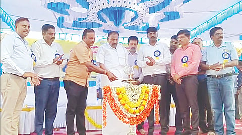  ಅರಸೀಕೆರೆ ನಗರದ ಹಳೆಯ ಮಾಧ್ಯಮಿಕ ಶಾಲಾ ಆವರಣದಲ್ಲಿ ಆಯೋಜಿಸಿದ್ದ ಕಾರ್ಯಕ್ರಮವನ್ನು ಕೆ.ಎಂ.ಶಿವಲಿಂಗೇಗೌಡ ಉದ್ಘಾಟಿಸಿದರು. ಸಂತೋಷ್‌ಕುಮಾರ್, ಧರ್ಮಶೇಖರ್, ಪರಶಿವಮೂರ್ತಿ, ಮೋಹನ್‌ಕುಮಾರ್, ಜಯಣ್ಣ ಇದ್ದರು.
