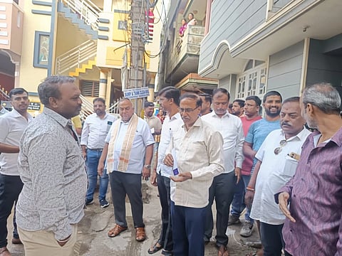 ಸುಣ್ಣದಕೇರಿ ವ್ಯಾಪ್ತಿಯಲ್ಲಿ ಗುರುವಾರ ಶಾಸಕ ಟಿ.ಎಸ್.ಶ್ರೀವತ್ಸ ಸಾರ್ವಜನಿಕರ ಅಹವಾಲು ಸ್ಪೀಕರಿಸಿದರು. ಶಿವಕುಮಾರ್, ಮಂಜು, ನಂದೀಶ್ ನಾಯಕ್, ಕೃಷ್ಣ ನಾಯಕ್, ಜೋಗಪ್ಪ ಇತರರಿದ್ದರು.