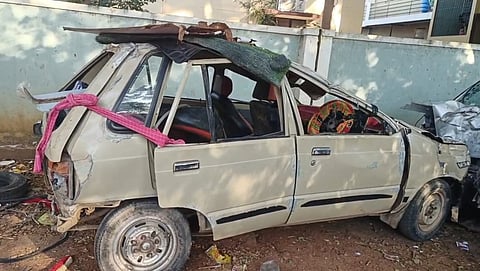 ದರೋಡೆಕೋರರು ಬಳಕೆಯ ಕಾರು ಅಪಘಾತದಲ್ಲಿ ಜಖಂಗೊಂಡಿರುವುದು.