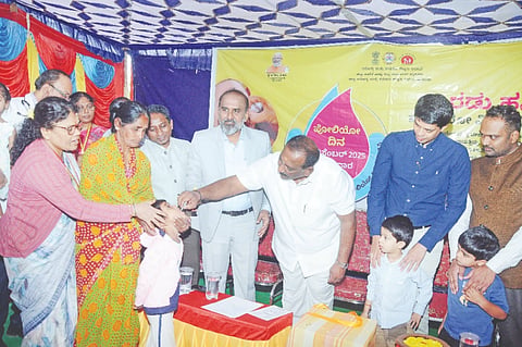ಜಯಲಕ್ಷ್ಮೀಪುರಂನ ವಿ.ವಿ. ಹೆರಿಗೆ ಆಸ್ಪತ್ರೆಯಲ್ಲಿ ಶಾಸಕ ಕೆ.ಹರೀಶ್‌ಗೌಡ ಅವರು ಮಕ್ಕಳಿಗೆ ಪೋಲಿಯೋ ಹಾಕಿದರು. ಜಿ.ಲಕ್ಷ್ಮೀಕಾಂತ್ ರೆಡ್ಡಿ,  ಎಸ್.ಯುಕೇಶ್ ಕುಮಾರ್, ಡಾ.ಪಿ.ಸಿ.ಕುಮಾರಸ್ವಾಮಿ ಇನ್ನಿತರರಿದ್ದರು.