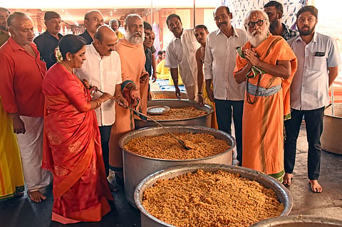 ಭಕ್ತರಿಗೆ ಉಚಿತವಾಗಿ ವಿತರಿಸಲು ಸಿದ್ದಗೊಂಡಿರುವ ಲಾಡು ಪ್ರಸಾದ. ಪ್ರೊ.ಭಾಷ್ಯಂ ಸ್ವಾಮಿ, ಎನ್.ಶ್ರೀನಿವಾಸನ್, ಗೋವಿಂದ ರಾಜ್, ಲಕ್ಷ್ಮೀ ರಾಜ್ ಕುಮಾರ್ ಇತರರಿದ್ದರು.