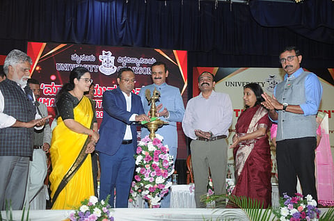 ಮೈಸೂರು ವಿಶ್ವವಿದ್ಯಾನಿಲಯದಿಂದ ಮಂಗಳವಾರ ಆಯೋಜಿಸಿದ್ದ ಕಾರ್ಯಾಗಾರವನ್ನು ನಿತೇಶ್ ಪಾಟೀಲ್ ಉದ್ಘಾಟಿಸಿದರು. ಪ್ರೊ.ಎನ್.ಕೆ.ಲೋಕನಾಥ್, ಎಂ.ಕೆ.ಸವಿತಾ, ಪ್ರೊ.ಎನ್.ನಾಗರಾಜ, ಕೆ.ಎಸ್.ರೇಖಾ, ಪಿ.ಎನ್.ಹೇಮಚಂದ್ರ, ಪ್ರೊ.ಆನಂದ ಇದ್ದರು.