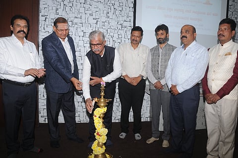 ಕರ್ನಾಟಕ ರಾಜ್ಯ ಮುಕ್ತ ವಿಶ್ವವಿದ್ಯಾಲಯದ ವ್ಯವಸ್ಥಾಪನಾ ಮಂಡಳಿ ಸಭಾಂಗಣದಲ್ಲಿ ಬುಧವಾರ ಆಯೋಜಿಸಿದ್ದ ಕಾರ್ಯಕ್ರಮವನ್ನು ಗಣ್ಯರು ಉದ್ಘಾಟಿಸಿದರು. ಪ್ರೊ.ಎಂ.ಆರ್.ಗಂಗಾಧರ್, ಪ್ರೊ.ಶರಣಪ್ಪ ವಿ. ಹಲಸೆ, ಪ್ರೊ.ಎಸ್.ಕೆ.ನವೀನ್ ಕುಮಾರ್, ಡಾ.ಸಿ.ಎಸ್.ಆನಂದಕುಮಾರ್, ಪ್ರೊ.ಎಂ.ರಾಮನಾಥಂ ನಾಯ್ಡು, ಡಾ.ಪಿ.ಮಂಜುನಾಥ್ ಇದ್ದರು.