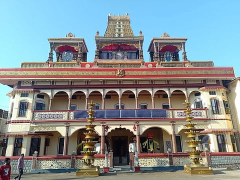 ವೇದವರ್ಧನ ತೀರ್ಥ ಶ್ರೀಪಾದರ ಪ್ರಥಮ ಪರ್ಯಾಯದ ಹಿನ್ನೆಲೆಯಲ್ಲಿ ಉಡುಪಿಯ ರಥಬೀದಿಯಲ್ಲಿರುವ ಶೀರೂರು ಮಠವನ್ನು ಸುಂದರವಾಗಿ ಅಲಂಕಾರಗೊಳಿಸಿರುವುದು.