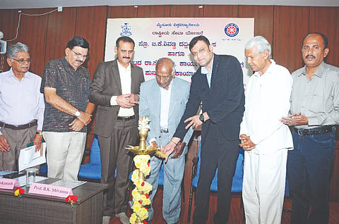ಎನ್‌ಎಸ್‌ಎಸ್ ಭವನದಲ್ಲಿ ಗುರುವಾರ ಆಯೋಜಿಸಿದ್ದ ರಾಜ್ಯ ಮಟ್ಟದ ಎನ್‌ಎಸ್‌ಎಸ್ ಕಾರ್ಯಕ್ರಮಾಧಿಕಾರಿಗಳಿಗೆ ಪುನಶ್ಚೇತನ ಕಾರ್ಯಾಗಾರವನ್ನು ಗಣ್ಯರು ಸಾಮೂಹಿಕವಾಗಿ ಉದ್ಘಾಟಿಸಿದರು. 