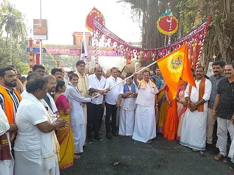ಉಡುಪಿ ಜೋಡುಕಟ್ಟೆಯ ಬಳಿ ಹೊರೆಕಾಣಿಕೆ ಸಮರ್ಪಣೆಯ ಮೆರವಣಿಗೆಗೆ ಯಶ್​ಪಾಲ್​ ಸುವರ್ಣ ಚಾಲನೆ ನೀಡಿದರು. ಆನಂದ ಸುವರ್ಣ, ನಾಗರಾಜ್​ ಶೆಟ್ಟಿ, ಸುಪ್ರಸಾದ್​ ಶೆಟ್ಟಿ, ಮಟ್ಟಾರು ರತ್ನಾಕರ್​ ಹೆಗ್ಡೆ, ಡಾ.ಉದಯಕುಮಾರ್​ ಸರಳತ್ತಾಯ, ಶ್ರೀವಿದ್ಯಾ ಸರಳತ್ತಾಯ,ಮೋಹನ್​ ಭಟ್​ ಇತರರಿದ್ದರು.