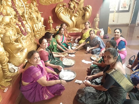 ಶೀರೂರು ಪರ್ಯಾಯಕ್ಕೆ ಆಗಮಿಸುವ ಭಕ್ತರಿಗೆ ವಿತರಿಸಲು ಶೀರೂರು ಮಠದಲ್ಲಿ ಶ್ರೀಕೃಷ್ಣನ ಪ್ರಸಾದದ ಪೊಟ್ಟಣ ಸಿದ್ಧಪಡಿಸುತ್ತಿರುವ ವಿಪ್ರ ಮಹಿಳೆಯರು.