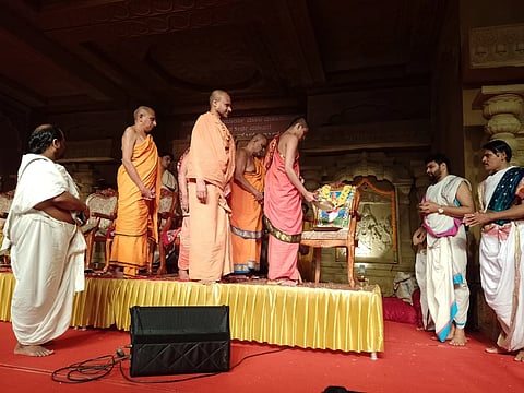 ಉಡುಪಿಯ ರಾಜಾಂಗಣದಲ್ಲಿ ಶೀರೂರು ವೇದವರ್ಧನ ತೀರ್ಥ ಶ್ರೀಪಾದರ ಪರ್ಯಾಯದ ಸಂಜೆಯ ದರ್ಬಾರ್​ನಲ್ಲಿ ಪುರಂದರ ದಾಸರ ಆರಾಧನೆ ಹಾಗೂ ಶ್ರೀಗಳ ನಿರಂತರ ಜ್ಞಾನ ಯಜ್ಞ ಕಾರ್ಯಕ್ರಮವನ್ನು ವೇದವರ್ಧನ ಶ್ರೀ ಉದ್ಘಾಟಿಸಿದರು. ಸತ್ಯಾತ್ಮ ಶ್ರೀ, ವಿದ್ಯಾವಲ್ಲಭ ಶ್ರೀ, ವಿದ್ಯಾಧಿರಾಜ ಶ್ರೀ, ಸುಜಯನಿಧಿ ಶ್ರೀ, ಡಾ.ಉದಯಕುಮಾರ್​ ಸರಳತ್ತಾಯ, ಡಾ. ಸಗ್ರಿ ಆನಂದ ತೀರ್ಥ ಇದ್ದರು.