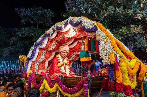 ಸಾಲಂಕೃತ ಮೇಣೆಯಲ್ಲಿ ಹಸನ್ಮುಖರಾಗಿ ಕುಳಿತು ಉಡುಪಿ ಶ್ರೀಕೃಷ್ಣನ ಪ್ರಥಮ ಪರ್ಯಾಯದ ದರ್ಶನಕ್ಕೆ ಜೋಡುಕಟ್ಟೆಯಿಂದ ತೆರಳುತ್ತಿರುವ ಶೀರೂರು ವೇದವರ್ಧನ ತೀರ್ಥ ಶ್ರೀಪಾದರು.