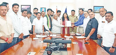  ಮೈಸೂರು ನಗರ ಟ್ರಾಫಿಕ್ ಸಮಸ್ಯೆಗೆ ಪರಿಹಾರ ಕಲ್ಪಿಸಲು ಬಜೆಟ್‌ನಲ್ಲಿ ಕನಿಷ್ಠ 500 ಕೋಟಿ ರೂ. ನೀಡಬೇಕು ಎಂದು ಆಗ್ರಹಿಸಿ ಜಿಲ್ಲಾ ಕಾಂಗ್ರೆಸ್ ನಿಯೋಗವು ನಗರ ಪೊಲೀಸ್ ಆಯುಕ್ತೆ ಸೀಮಾ ಲಾಟ್ಕರ್ ಅವರಿಗೆ ಮನವಿ ಸಲ್ಲಿಸಿತು. ಎಂ.ಲಕ್ಷ್ಮಣ್, ಅಯೂಬ್ ಖಾನ್, ಎಂ.ಕೆ.ಸೋಮಶೇಖರ್, ಡಾ.ಬಿ.ಜೆ.ವಿಜಯಕುಮಾರ್, ಆರ್.ಮೂರ್ತಿ ಇನ್ನಿತರರಿದ್ದರು.
