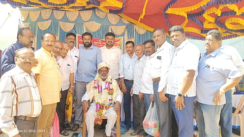 ಕೆ.ಆರ್.ಪೇಟೆ ತಾಲೂಕಿನ ಅಣ್ಣೇಚಾಕನಹಳ್ಳಿ ಗ್ರಾಮದ ಸರ್ಕಾರಿ ಹಿರಿಯ ಪ್ರಾಥಮಿಕ ಶಾಲೆಯ ಸಹ ಶಿಕ್ಷಕರಾಗಿ ಸೇವೆ ಸಲ್ಲಿಸಿ ನಿವೃತ್ತರಾದ ಎಂ.ಕುಮಾರ್ ಅವರಿಗೆ ಎಸ್‌ಡಿಎಂಸಿ, ಸಹ ಶಿಕ್ಷಕರು, ವಿದ್ಯಾರ್ಥಿಗಳ ವತಿಯಿಂದ ಶನಿವಾರ ಸನ್ಮಾನಿಸಿ ಬೀಳ್ಕೊಡಲಾಯಿತು