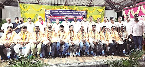 ಪಾಳ್ಯ ಗ್ರಾಮದ ರೆಸಾರ್ಟ್‌ವೊಂದರಲ್ಲಿ ಆಯೋಜಿಸಿದ್ದ ಕಾರ್ಯಕ್ರಮದಲ್ಲಿ ಪತ್ರಕರ್ತರ ಸಂಘದ ನೂತನ ಪದಾಧಿಕಾರಿಗಳನ್ನು ಅಭಿನಂದಿಸಲಾಯಿತು. ಸಿಮೆಂಟ್ ಮಂಜು, ಎಚ್.ಕೆ.ಕುಮಾರಸ್ವಾಮಿ, ಮುರಳಿಮೋಹನ್, ಎಚ್.ಬಿ.ಮದನಗೌಡ, ಜೆ. ಆರ್.ಕೆಂಚೇಗೌಡ, ಚೌಡಳ್ಳಿ ಜಗದೀಶ್, ಕೆ.ಎಸ್.ಮಂಜೇಗೌಡ ಇತರರಿದ್ದರು