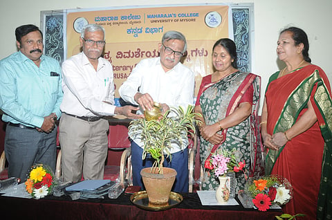 ಮಹಾರಾಜ ಕಾಲೇಜಿನಲ್ಲಿ ಶುಕ್ರವಾರ ಆಯೋಜಿಸಿದ್ದ ‘ಸಾಹಿತ್ಯ ವಿಮರ್ಶೆಯ ಕೌಶಲಗಳು’ ಕುರಿತ ಕಾರ್ಯಾಗಾರವನ್ನು ಗಣ್ಯರು ಉದ್ಘಾಟಿಸಿದರು. ಪ್ರೊ.ಒ.ಎಲ್.ನಾಗಭೂಷಣಸ್ವಾಮಿ, ಪ್ರೊ.ವಿ.ಷಣ್ಮುಗಂ, ಪ್ರೊ.ಡಿ.ವಿಜಯಲಕ್ಷ್ಮೀ, ಪ್ರೊ.ಷಹಸೀನಾ ಬೇಗಂ, ಡಾ.ಎಸ್.ಕೃಷ್ಣಪ್ಪ ಇದ್ದರು.