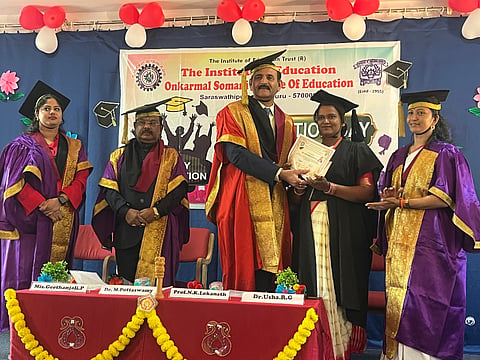 ದಿ ಇನ್‌ಸ್ಟಿಟ್ಯೂಟ್ ಆಫ್ ಎಜುಕೇಷನ್ ಓಂಕಾರಮಲ್ ಸೋಮಾನಿ ಶಿಕ್ಷಣ ಮಹಾವಿದ್ಯಾಲಯದಲ್ಲಿ ವಿದ್ಯಾರ್ಥಿನಿಗೆ ಮೈಸೂರು ವಿಶ್ವವಿದ್ಯಾಲಯದ ಕುಲಪತಿ ಪ್ರೊ.ಎನ್.ಕೆ. ಲೋಕನಾಥ್ ಅವರು ಪದವಿ ಪ್ರದಾನ ಮಾಡಿದರು. ಡಾ.ಎಂ.ಪುಟ್ಟಸ್ವಾಮಿ, ಡಾ.ಆರ್.ಜಿ.ಉಷಾ, ರಾಜೀವ್ ಶರ್ಮ ಇನ್ನಿತರರಿದ್ದರು