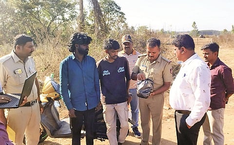 ಬಂಟೇನಹಳ್ಳಿ ಸಮೀಪ ಅಕ್ರಮವಾಗಿ ಗಾಂಜಾ ಮಾರಾಟ ಮಾಡುತಿದ್ದ ಇಬ್ಬರನ್ನು ಬೇಲೂರು ಪೊಲೀಸರು ಬಂಧಿಸಿರುವುದು.