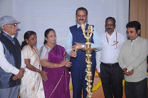 ಮಹಾರಾಣಿ ವಾಣಿಜ್ಯ ಮತ್ತು ನಿರ್ವಹಣಾ ಕಾಲೇಜಿನಲ್ಲಿ ಬುಧವಾರ ಆಯೋಜಿಸಿದ್ದ ಪ್ರಾದೇಶಿಕ ಸಾಮರ್ಥ್ಯ ವೃದ್ಧಿ ಕಾರ್ಯಕ್ರಮವನ್ನು ಪ್ರೊ.ಎನ್.ಕೆ.ಲೋಕನಾಥ್ ಉದ್ಘಾಟಿಸಿದರು. ಡಾ.ಡಿ.ಎಸ್.ಪ್ರತಿಮಾ, ಪ್ರೊ.ಎ.ನಾರಾಯಣ ಪ್ರಸಾದ್,  ಎಸ್.ಮಾಲಿನಿ, ನಾಗರತ್ನಮ್ಮ, ಎ.ಬಿ.ನಾಗೇಂದ್ರ ಪ್ರಸಾದ್, ಡಾ.ಸಿ.ನಟರಾಜ್ ಇದ್ದರು.