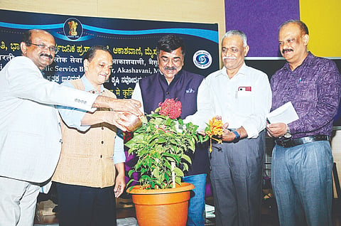 ಭಾರತೀಯ ಭಾಷಾ ಸಂಸ್ಥಾನದ ಸಭಾಂಗಣದಲ್ಲಿ ಸೋಮವಾರ ಆಯೋಜಿಸಿದ್ದ ಕಾರ್ಯಾಗಾರವನ್ನು ಗಣ್ಯರು ಉದ್ಘಾಟಿಸಿದರು. ಡಾ.ಕೆ.ಎಂ.ಹರಿಣಿಕುಮಾರ್, ಮಂಜುನಾಥ್ ಎನ್. ಬೇದ್ರೆ, ಪ್ರೊ.ಶೈಲೇಂದ್ರ ಮೋಹನ್, ಎನ್.ಕೇಶವ ಮೂರ್ತಿ, ಪಿ.ಆನಂದ್ ಇದ್ದರು.