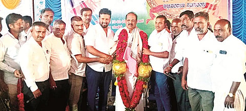  ಸಾಲಿಗ್ರಾಮದಲ್ಲಿ ಆಯೋಜಿಸಿದ್ದ ಕಾರ್ಯಕ್ರಮದಲ್ಲಿ ದೊಡ್ಡಸ್ವಾಮಿಗೌಡ ಅವರನ್ನು ಅಭಿನಂದಿಸಲಾಯಿತು. ಎಂ.ಎಸ್. ಮಹದೇವ್, ಉದಯಶಂಕರ್, ಪ್ರಭಾಕರ್, ರಮೇಶ್, ಕಂಠಿಕುಮಾರ್,  ತಿಪ್ಪೂರು ಮಹದೇವ್ ಇತರರಿದ್ದರು.