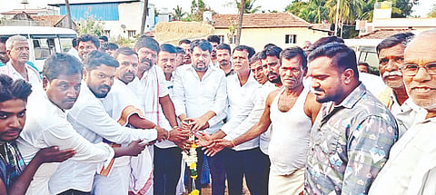 ತಿ.ನರಸೀಪುರ ತಾಲೂಕಿನ ಆದಿಬೆಟ್ಟಹಳ್ಳಿ ಗ್ರಾಮದಲ್ಲಿ ಸಂಸದ ಸುನೀಲ್ ಬೋಸ್ ಕಾಂಕ್ರೀಟ್ ರಸ್ತೆ ಮತ್ತು ಚರಂಡಿ ನಿರ್ಮಾಣ ಕಾಮಗಾರಿಗೆ ಭೂಮಿಪೂಜೆ ನೆರವೇರಿಸಿದರು. ಎಚ್.ಎನ್.ಉಮೇಶ್, ಎ.ಬಿ.ಮಂಜುನಾಥ್, ದಿಲೀಪ್ ಕುಮಾರ್, ಮಲ್ಲಯ್ಯ ಇತರರು ಇದ್ದರು.