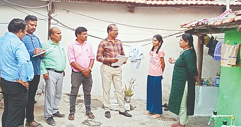 ಸರ್ಕಾರಿ ಕೆಪಿಎಸ್ ಶಾಲೆಯ ಉಪಪ್ರಾಂಶುಪಾಲ ಸಿ.ಪುಟ್ಟಸ್ವಾಮಿ ಮಕ್ಕಳ ಮನೆಗೆ ಭೇಟಿ ನೀಡಿ ಕಲಿಕೆಯ ಬಗ್ಗೆ ಮಾಹಿತಿ ಪಡೆದರು. ಮಧುಕುಮಾರ್, ಆನಂದ್, ಮಹದೇವ್, ರಂಗಯ್ಯ, ರೋಹಿತ್ ಇದ್ದರು.