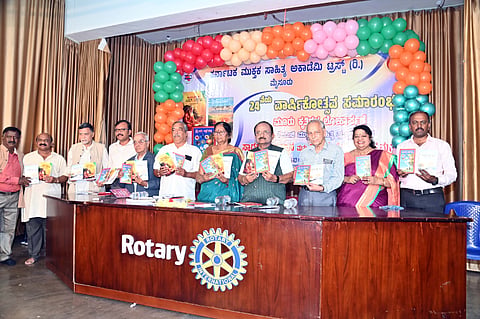 ನಗರದ ರೋಟರಿ ಮೈಸೂರು ಪಶ್ಚಿಮ ಸಭಾಂಗಣದಲ್ಲಿ ಭಾನುವಾರ ಆಯೋಜಿಸಿದ್ದ ಕಾರ್ಯಕ್ರಮದಲ್ಲಿ ವಿಶ್ರಾಂತ ಕುಲಪತಿ ಪ್ರೊ.ಪದ್ಮಾಶೇಖರ್ ಅವರು ಪುಸ್ತಕಗಳನ್ನು ಬಿಡುಗಡೆ ಮಾಡಿದರು.  ಡಾ.ಸಿ.ಸೋಮಶೇಖರ್, ಡಾ.ಎಚ್.ವಿ.ನಾಗರಾಜರಾವ್, ಡಾ.ಕೆ.ಲೀಲಾಪ್ರಕಾಶ್, ಚಂದ್ರಶೇಖರ್ ಇತರರಿದ್ದರು.