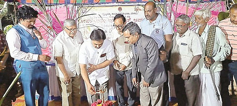 ಚಿನ್ನನಾಯಕನಹಳ್ಳಿ ಗ್ರಾಮದಲ್ಲಿ ಆಯೋಜಿಸಿದ್ದ ವಾರ್ಷಿಕ ಶಿಬಿರಕ್ಕೆ ಡಾ.ವೂಡೆ ಪಿ.ಕೃಷ್ಣ ಚಾಲನೆ ನೀಡಿದರು. ಡಾ.ಸುಜಯ್ ಕುಮಾರ್, ರಾಘವೇಂದ್ರ ಇತರರಿದ್ದರು.