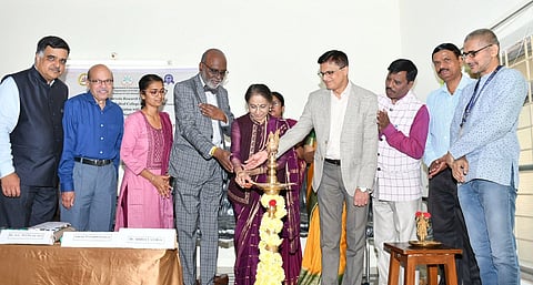 ಸರ್ಕಾರಿ ಆಯುರ್ವೇದ ಸಂಶೋಧನಾ ಕೇಂದ್ರದಲ್ಲಿ ಬುಧವಾರ ಏರ್ಪಡಿಸಿದ್ದ ಕಾರ್ಯಾಗಾರವನ್ನು ಜಯದೇವ ಹೃದ್ರೋಗ ಸಂಸ್ಥೆ ವೈದ್ಯಕೀಯ ಅಧೀಕ್ಷಕ ಡಾ.ಕೆ.ಎಸ್.ಸದಾನಂದ ಉದ್ಘಾಟಿಸಿದರು. ಡಾ.ವಿಜಯಲಕ್ಷ್ಮೀ ಬಾಳೆಕುಂದ್ರಿ, ಡಾ.ಎಂ.ಎ.ಶೇಖರ್, ಡಾ.ಎಸ್.ಜಿ.ಮಂಗಳಗಿ, ಡಾ.ಶ್ರೀವತ್ಸ, ಡಾ.ಲಕ್ಷ್ಮೀನಾರಾಯಣ ಶೆಣೈ, ಡಾ.ರಾಮಚಂದ್ರಶೆಟ್ಟಿ, ಅಂಶಿ ಪ್ರಸನ್ನಕುಮಾರ್ ಇದ್ದರು.