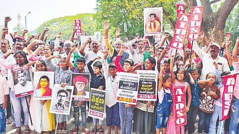  ಸರ್ಕಾರಿ ಶಾಲೆ ಮುಚ್ಚುವ ಕ್ರಮ ಖಂಡಿಸಿ ಎಐಡಿಎಸ್‌ಒ, ಸಾರ್ವಜನಿಕ ಶಿಕ್ಷಣ ಉಳಿಸಿ ಸಮಿತಿ ಸಹಯೋಗದಲ್ಲಿ ನಗರದಲ್ಲಿ ಪ್ರತಿಭಟನಾ ಸಮಾವೇಶ ನಡೆಯಿತು. ಚಂದ್ರಕಲಾ, ಪ್ರೊ.ಕಾಳಚೆನ್ನೆಗೌಡ, ಪಿ.ಮರಂಕಯ್ಯ, ಚಂದ್ರಶೇಖರ್ ಮೇಟಿ, ಜಿ.ಎಸ್.ಸೀಮಾ ಇತರರಿದ್ದರು.