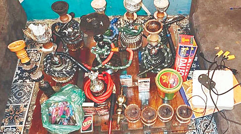 ಪೊಲೀಸರು ವಶಪಡಿಸಿಕೊಂಡ ಹುಕ್ಕಾ ಸೇವನೆ ಮಾಡಲು ಬಳಸುವ ಹುಕ್ಕಾ ಪಾಟ್‌ಗಳು, ಹುಕ್ಕಾ ಸಿದ್ಧಪಡಿಸಲು ಬಳಸುವ ಕಚ್ಚಾ ವಸ್ತುಗಳು.