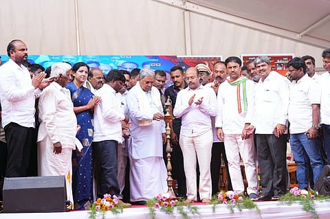  ವರುಣ ಕ್ಷೇತ್ರದ ಪಿಲ್ಲಹಳ್ಳಿ ಗ್ರಾಮದಲ್ಲಿ ಶನಿವಾರ ಆಯೋಜಿಸಿದ್ದ ಶ್ರೀ ಆದಿಶಕ್ತ್ಯಾತ್ಮಕ ದಂಡಿಮಾರಮ್ಮ ದೇವಾಲಯದ ಪ್ರತಿಷ್ಠಾಪನೆ ಮಹೋತ್ಸವ ಹಾಗೂ ಕುಂಭಕಳಶದ ಪ್ರತಿಷ್ಠಾಪನೆ ಕಾರ್ಯಕ್ರಮ