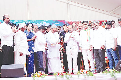 ವರುಣ ಕ್ಷೇತ್ರದ ಪಿಲ್ಲಹಳ್ಳಿ ಗ್ರಾಮದಲ್ಲಿ ಶನಿವಾರ ಆಯೋಜಿಸಿದ್ದ ಶ್ರೀ ಆದಿಶಕ್ತಿ  ದಂಡಿಮಾರಮ್ಮ ದೇವಾಲಯದ ಪ್ರತಿಷ್ಠಾಪನೆ ಹಾಗೂ ಕುಂಭ ಕಳಶದ ಪ್ರತಿಷ್ಠಾಪನೆ ಕಾರ್ಯಕ್ರಮವನ್ನು ಮುಖ್ಯಮಂತ್ರಿ ಸಿದ್ದರಾಮಯ್ಯ ಉದ್ಘಾಟಿಸಿದರು. ಡಾ.ಯತೀಂದ್ರ ಸಿದ್ದರಾಮಯ್ಯ, ಡಾ.ಡಿ.ತಿಮ್ಮಯ್ಯ, ಕೆ.ಶಿವಕುಮಾರ್, ಡಾ.ಪುಷ್ಪ ಅಮರನಾಥ್ ಇನ್ನಿತರರಿದ್ದರು. 