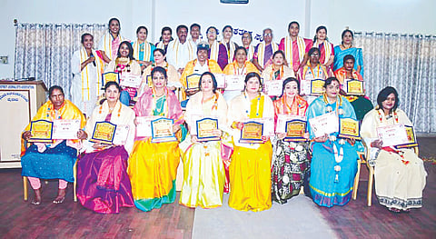  ಚಾಮರಾಜಪುರಂ ಜನನಿ ಸೇವಾ ಟ್ರಸ್ಟ್ ವತಿಯಿಂದ ನಗರದಲ್ಲಿ  ಮಹಿಳಾ ದಿನಾಚರಣೆ  ಕಾರ್ಯಕ್ರಮದಲ್ಲಿ ಸಾಧಕಿಯರನ್ನು ಸನ್ಮಾನಿಸಲಾಯಿತು.ಕೆರೋಡಿ ಎಂ. ಲೋಲಾಕ್ಷಿ, ಸಿ. ಗೌರಿ ಕೆ.ಹರೀಶ್‌ಗೌಡ, ನಿರ್ಮಲ ಶ್ರೀನಿವಾಸ್, ಕೆ.ಆರ್. ವಿಭಾ ಇನ್ನಿತರರಿದ್ದರು