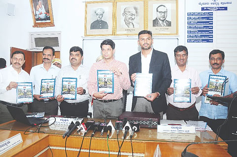 ಮೈಸೂರು ಅಭಿವೃದ್ಧಿ ಪ್ರಾಧಿಕಾರ(ಎಂಡಿಎ) ಬಜೆಟ್ ಪ್ರತಿಯನ್ನು ಜಿಲ್ಲಾಧಿಕಾರಿ ಜಿ.ಲಕ್ಷ್ಮೀಕಾಂತ್ ರೆಡ್ಡಿ ಬಿಡುಗಡೆಗೊಳಿಸಿದರು.