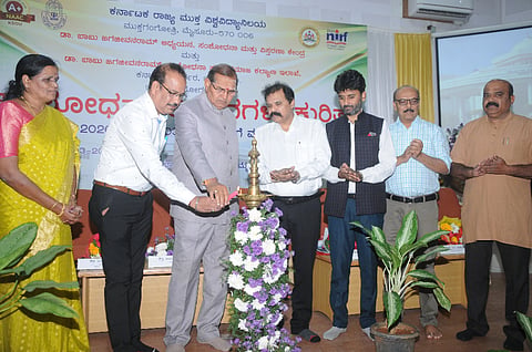 ಮುಕ್ತ ವಿವಿಯ ಕಾವೇರಿ ಸಭಾಂಗಣದಲ್ಲಿ ಬುಧವಾರ ಆಯೋಜಿಸಿದ್ದ ಕಾರ್ಯಕ್ರಮವನ್ನು ಗಣ್ಯರು ಉದ್ಘಾಟಿಸಿದರು. ಪ್ರೊ.ಶರಣಪ್ಪ ಹಲಸೆ, ಪ್ರೊ.ಆರ್.ಮಹೇಶ್, ಪ್ರೊ.ಎಂ.ರಾಮನಾಥಮ್ ನಾಯ್ಡು, ಡಾ.ಸಿ.ಎಸ್.ಆನಂದ್‌ಕುಮಾರ್, ಪ್ರೊ.ನಿರಂಜನ್ ರಾಜ್, ಡಾ.ಎನ್.ಆರ್.ಚಂದ್ರೇಗೌಡ, ಡಾ.ಆರ್. ಶರಣಮ್ಮ ಇದ್ದರು.