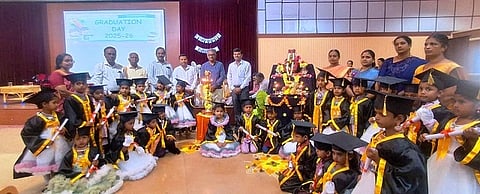 ಸುತ್ತೂರಿನ ಜೆಎಸ್‌ಎಸ್ ಪೂರ್ವ ಪ್ರಾಥಮಿಕ ಶಾಲೆಯಲ್ಲಿ ಗ್ರಾಜುಯೇಷನ್ ಡೇ ಆಚರಿಸಲಾಯಿತು. ಜಿ.ಎಲ್.ತ್ರಿಪುರಾಂತಕ, ಡಾ. ಎಚ್.ಎಂ.ಮಹೇಶ್, ಎಂ.ಆರ್.ರಾಜಶೇಖರಮೂರ್ತಿ, ಜಿ.ಶಿವಮಲ್ಲು, ಎಂ.ಜಿ.ಬಸವಣ್ಣ, ಜಿ.ಎಂ.ಷಡಕ್ಷರಿ, ಜಿ.ಶಿವಸ್ವಾಮಿ, ಪಿ. ಸುಶೀಲಾ ಇದ್ದರು.  