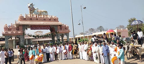 	  ಸುತ್ತೂರು:  ಶ್ರೀಮಠ ಹಾಗೂ ಗ್ರಾಮದ ಹೊನ್ನೇರುಗಳನ್ನು ಶ್ರೀಮಠದಿಂದ ಮಂಗಳವಾದ್ಯ ಹಾಗೂ ವಿವಿಧ ಜನಪದ ಕಲಾ ತಂಡಗಳೊಂದಿಗೆ ಮೆರವಣಿಗೆಯಲ್ಲಿ ಜಮೀನುಗಳಿಗೆ ತೆಗೆದುಕೊಂಡು ಹೋಗಿ ಭೂಮಿತಾಯಿಗೆ ಪೂಜೆ ಸಲ್ಲಿಸಿ ಹೊಸ ವರ್ಷದ ಕೃಷಿ ಕಾಯಕಕ್ಕೆ ಚಾಲನೆ ನೀಡಲಾಯಿತು.
