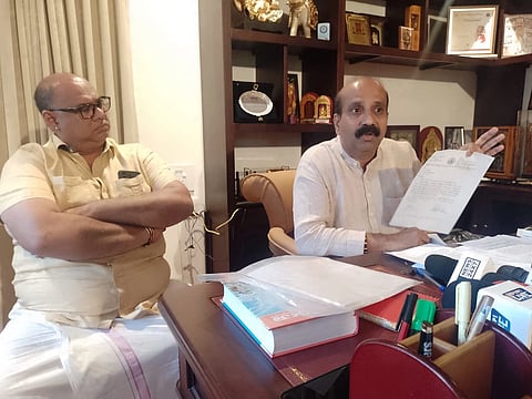 ಉಡುಪಿಯ ನಿವಾಸದಲ್ಲಿ ತುರ್ತು ಸುದ್ದಿಗೋಷ್ಠಿಯಲ್ಲಿ ಮಾಜಿ ಶಾಸಕ ಕೆ.ರಘುಪತಿ ಭಟ್​ ಮಾತನಾಡಿದರು. ಧಾರ್ಮಿಕ ಮುಖಂಡ ಮಹೇಶ್​ ಠಾಕೂರ್​ ಇದ್ದರು.