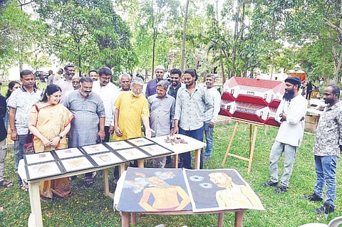 ಹೆರಿಟೇಜ್ ಹೌಸ್‌ನಲ್ಲಿ ಭಾನುವಾರ ಆಯೋಜಿಸಿದ್ದ ಕಲಾವಿದರೊಂದಿಗೆ ಸಂವಾದ ಕಾರ್ಯಕ್ರಮದಲ್ಲಿ ಪ್ರದರ್ಶಿಸಿದ್ದ ಚಿತ್ರಕಲೆಯನ್ನು ಗಣ್ಯರು ವೀಕ್ಷಿಸಿದರು. ಭಾಗ್ಯಾಅಜಯ್ ಕುಮಾರ್, ರಾಘವೇಂದ್ರ, ಗುರುರಾಜ್ ನಾಯಕ್, ಕೆ.ರಾಘವೇಂದ್ರ, ಯೋಗಾನಂದ ಇತರರಿದ್ದರು.