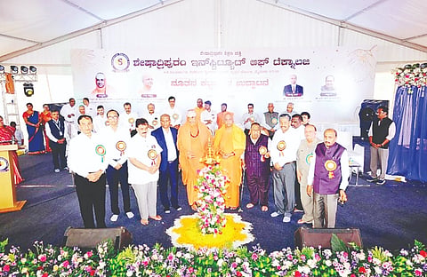 ಕಡಕೊಳ ಕೈಗಾರಿಕಾ ಪ್ರದೇಶದಲ್ಲಿ ನಿರ್ಮಿಸಿರುವ ಶೇಷಾದ್ರಿಪುರಂ ಇನ್‌ಸ್ಟಿಟ್ಯೂಟ್ ಆಫ್ ಟೆಕ್ನಾಲಜಿ ನೂತನ ಕಟ್ಟಡ ಉದ್ಘಾಟನಾ ಸಮಾರಂಭದಲ್ಲಿ ಶ್ರೀ ಶಿವರಾತ್ರಿ ದೇಶಿಕೇಂದ್ರ ಸ್ವಾಮೀಜಿ, ಸ್ವಾಮಿ ಮುಕ್ತಿದಾನಂದಜೀ ಮಹಾರಾಜ್, ಎನ್.ಆರ್.ಪಂಡಿತ್ ಆರಾಧ್ಯ, ವೂಡೆ ಪಿ.ಕೃಷ್ಣ, ಎಂ.ಎಸ್.ನಟರಾಜ್ ಇದ್ದರು.