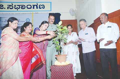 ಕನ್ನಡ ಕುವೆಂಪು ಕನ್ನಡ ಅಧ್ಯಯನ ಸಂಸ್ಥೆಯಿಂದ ನಗರದಲ್ಲಿ ಆಯೋಜಿಸಿದ್ದ ವಿಚಾರಸಂಕಿರಣವನ್ನು ಭಾವನಾ ರಾಮಣ್ಣ  ಉದ್ಘಾಟಿಸಿ ಮಾತನಾಡಿದರು. ಪ್ರೊ.ಎನ್.ಕೆ.ಲೋಕನಾಥ್, ಎಂ.ಕೆ.ಸವಿತಾ, ಸಾಹಿತಿ ಬರಗೂರು ರಾಮಚಂದ್ರಪ್ಪ, ಪ್ರೊ.ಎನ್.ಕೆ.ಲೋಲಾಕ್ಷಿ, ಲತಾ, ಕೆ.ಎಲ್.ದಿವ್ಯಾ ಇತರರು ಇದ್ದರು.