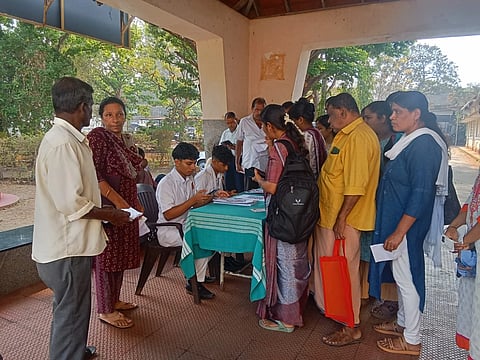 ಉಡುಪಿಯ ಜಿಲ್ಲಾಸ್ಪತ್ರೆಯಲ್ಲಿ ರೋಗಿಗಳ ಆಧಾರ್​ ಹಾಗೂ ಮೊಬೈಲ್​ ನಂಬರ್​ ಸ್ಕ್ಯಾನ್​ ಮಾಡುತ್ತಿರುವುದು.