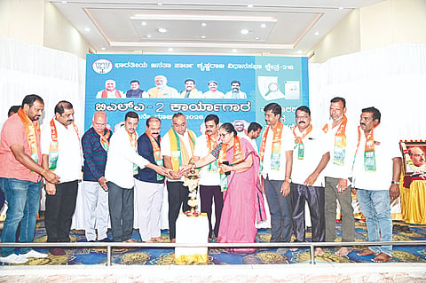 ಕೃಷ್ಣರಾಜ ಮಂಡಲದಲ್ಲಿ ಬಿಎಲ್‌ಎ-2 ಕಾರ್ಯಾಗಾರವನ್ನು ಪಕ್ಷದ ಕಚೇರಿಯಲ್ಲಿ ಆಯೋಜಿಸಲಾಗಿತ್ತು.  ಟಿ.ಎಸ್.ಶ್ರೀವತ್ಸ,  ಸೋಮಸುಂದರ್, ಡಾ.ಇ.ಸಿ.ನಿಂಗರಾಜ್‌ಗೌಡ,, ಗೋಕುಲ್ ಗೋವರ್ಧನ್ ಇತರರು ಇದ್ದರು.