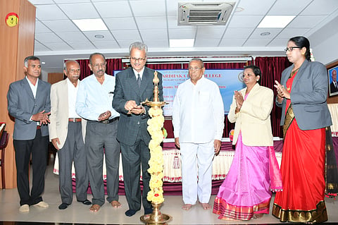 ವಿದ್ಯಾವರ್ಧಕ ಕಾನೂನು ಕಾಲೇಜಿನಲ್ಲಿ ಶನಿವಾರ ಆಯೋಜಿಸಿದ್ದ ಕಾರ್ಯಕ್ರಮವನ್ನು ಗಣ್ಯರು ಉದ್ಘಾಟಿಸಿದರು. ಡಾ.ಎಚ್.ಬಿ.ಪ್ರಭಾಕರ ಶಾಸ್ತ್ರಿ, ಗುಂಡಪ್ಪ ಗೌಡ, ಪಿ.ವಿಶ್ವನಾಥ್, ಡಾ.ಪಿ.ಚಂದ್ರಶೇಖರ್, ಎಸ್.ಶಿವಲಿಂಗಯ್ಯ, ಡಾ.ಪಿ.ದೀಪು, ಎಚ್.ಎಸ್.ಶಿವಕುಮಾರ್ ಇದ್ದರು.