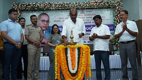 ಉಡುಪಿಯಲ್ಲಿ ಆಯೋಜಿಸಿದ್ದ ಡಾ. ಅಂಬೇಡ್ಕರ್​ ಜಯಂತಿ ಕಾರ್ಯಕ್ರಮವನ್ನು ಯಶ್​ಪಾಲ್​ ಸುವರ್ಣ ಉದ್ಘಾಟಿಸಿದರು. ಎಂ.ಎ. ಗಫೂರ್​, ಸ್ವರೂಪಾ ಟಿ.ಕೆ., ಪ್ರೊ. ಎಂ.ಬಾಲಕೃಷ್ಣ ಶೆಟ್ಟಿ, ಪ್ರತಿಕ್​ ಬಾಯಲ್​, ಹರಿರಾಂ ಶಂಕರ್​ ಇದ್ದರು.