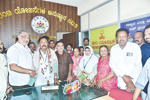  ಪಾಲಿಕೆಯ ವಲಯ ಕಚೇರಿ-9ರ ಕಟ್ಟಡದಲ್ಲಿ ಎನ್.ಆರ್.ಕ್ಷೇತ್ರದ ಗ್ಯಾರಂಟಿ ಯೋಜನೆಗಳ ಅನುಷ್ಠಾನ ಸಮಿತಿ ಅಧ್ಯಕ್ಷರಾಗಿ ಅಧಿಕಾರ ವಹಿಸಿಕೊಂಡ ಎಂ.ಎನ್.ಮಹದೇವ ಅವರನ್ನು ಶಾಸಕ ತನ್ವೀರ್ ಸೇಠ್ ಅಭಿನಂದಿಸಿದರು. ಅಯೂಬ್‌ಖಾನ್, ಪುಷ್ಪಲತಾ ಜಗನ್ನಾಥ್, ಪುಷ್ಪಲತಾ, ಚಿಕ್ಕಣ್ಣ, ಪುಷ್ಪವಲ್ಲಿ, ಆರೀಫ್ ಹುಸೇನ್ ಇನ್ನಿತರರಿದ್ದರು.