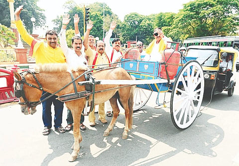 ಕನ್ನಡ ಪರ ಹೋರಾಟಗಾರ ವಾಟಾಳ್ ನಾಗರಾಜ್  ಪ್ರತಿಭಟನೆ