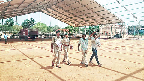 ಗುಂಡ್ಲುಪೇಟೆ ಪಟ್ಟಣದ ಡಿ.ದೇವರಾಜ ಅರಸು ಕ್ರೀಡಾಂಗಣದಲ್ಲಿ ವೇದಿಕೆ ನಿರ್ಮಾಣ ಕಾಮಗಾರಿಯನ್ನು ಪೊಲೀಸರು ಪರಿಶೀಲಿಸಿದರು. ಶಶಿಧರ್, ಸ್ನೇಹಾರಾಜ್ ಇತರರಿದ್ದರು.