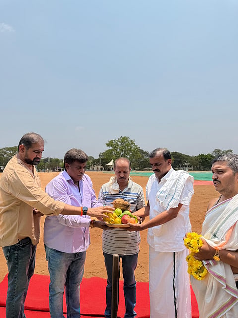  ‘ವಿಜಯವಾಣಿ’ ವತಿಯಿಂದ ಆಯೋಜಿಸಿರುವ  ‘ಕೃಷಿ ಮೇಳ’ಕ್ಕಾಗಿ ನಗರದ ಮಹಾರಾಜ ಕಾಲೇಜು ಮೈದಾನದಲ್ಲಿ ಶಾಮಿಯಾನ ಅಳವಡಿಕೆ ಕೆಲಸಕ್ಕೆ ಭಾನುವಾರ ಮಧ್ಯಾಹ್ನ ಭೂಮಿಪೂಜೆ ನೆರವೇರಿಸಲಾಯಿತು.