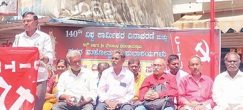 ಬಂಗಾರಪೇಟೆ labour day ತಾಲೂಕು ಕಾರಹಳ್ಳಿ ವೃತ್ತದಲ್ಲಿ ಸಿಐಟಿಯು ಸಂಘಟನೆಯಿಂದ ಹಮ್ಮಿಕೊಂಡಿದ್ದ 140ನೇ ಕಾರ್ಮಿಕ ದಿನಾಚರಣೆ ಬಹಿರಂಗ ಸಭೆಯಲ್ಲಿ ಸಿ.ರಾಮೂರ್ತಿ, ಜಯಲಕ್ಷಿ$್ಮ, ಕೇಶವರಾವ್​, ಮೋಹನ್​, ಪಿಚ್ಚುಕಣ್ಣು, ಅಪ್ಪಯ್ಯ ಇದ್ದರು.